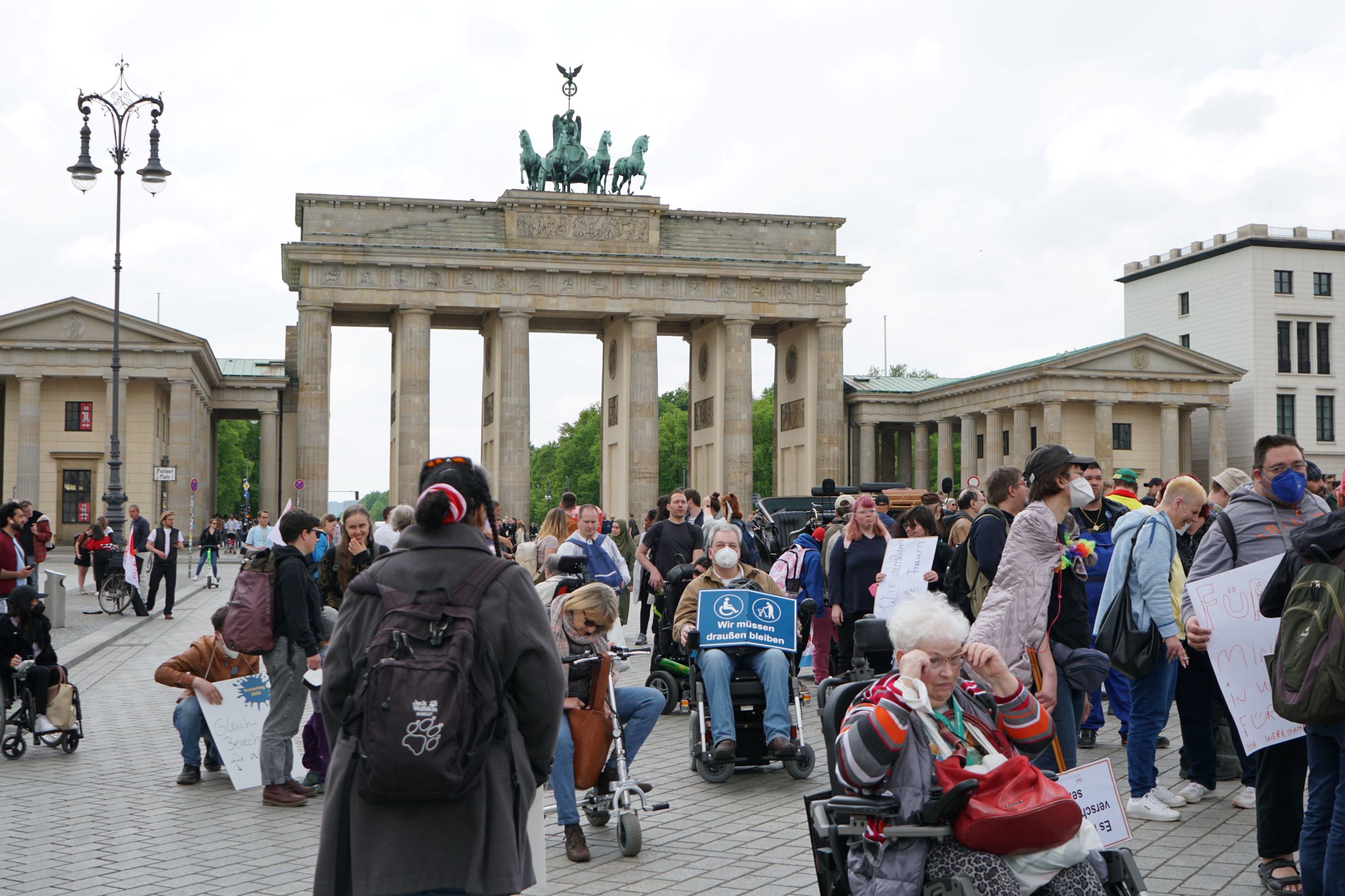 Protest am Brandenburger Tor für die Gleichstellung von Menschen mit Behinderung