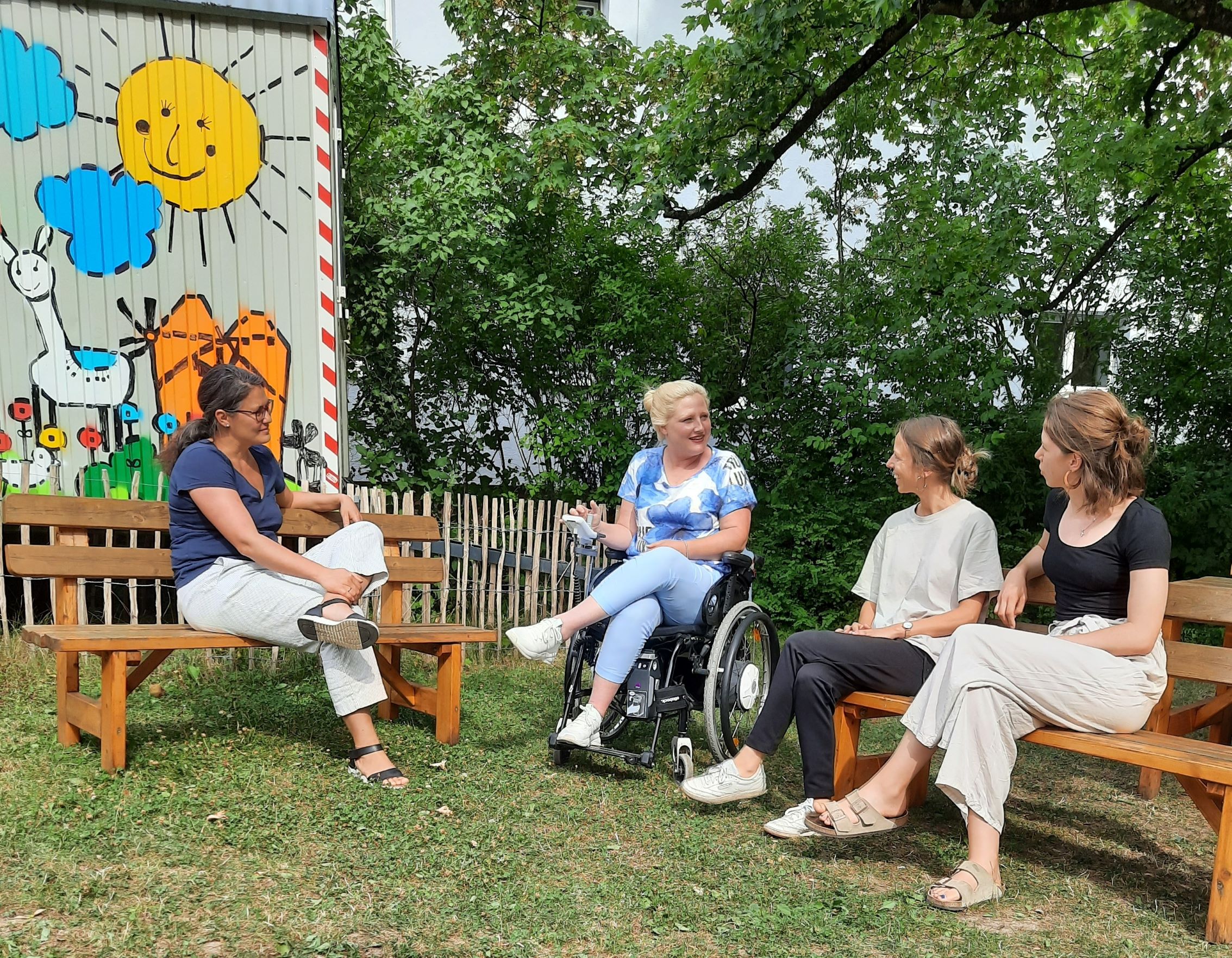 Aeffner und Mitarbeiterinnen des Lukaszentrum sitzen im Garten