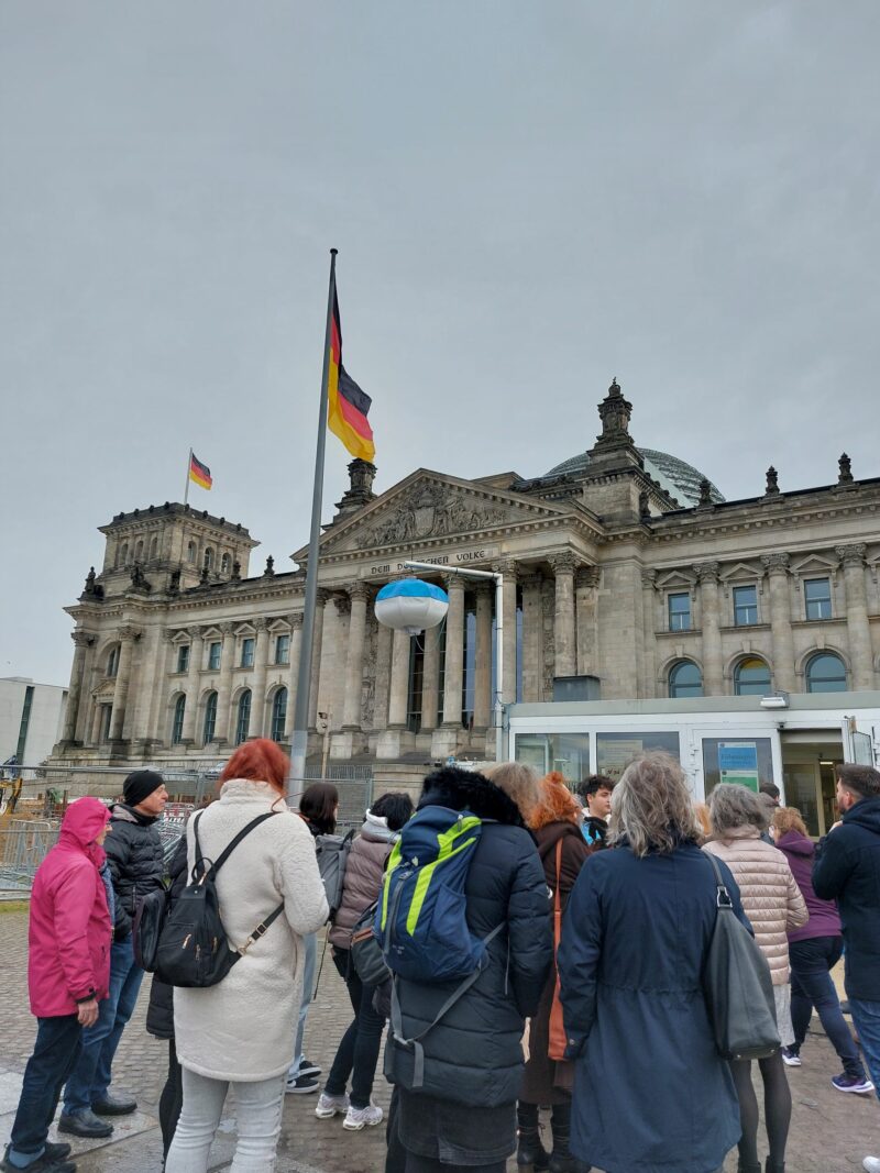 Die Reisegruppe vor dem Eingang zum Reichstag