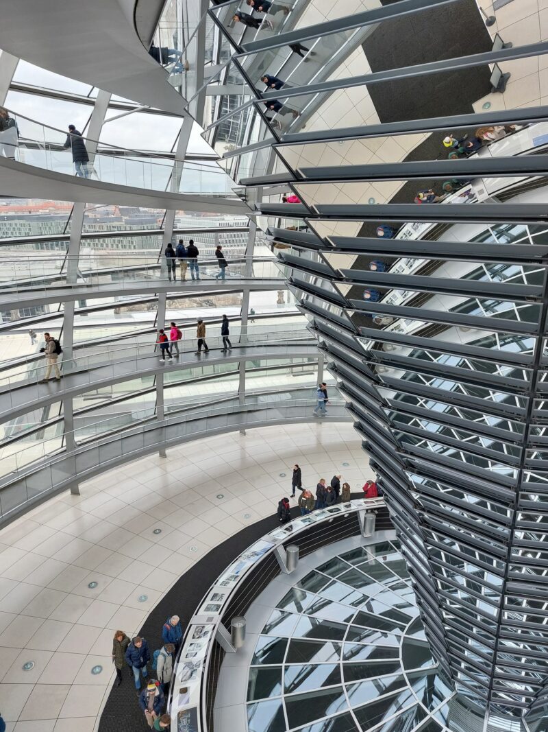 Blick in die Spiegel beim Aufgang in die Reichstagskuppel