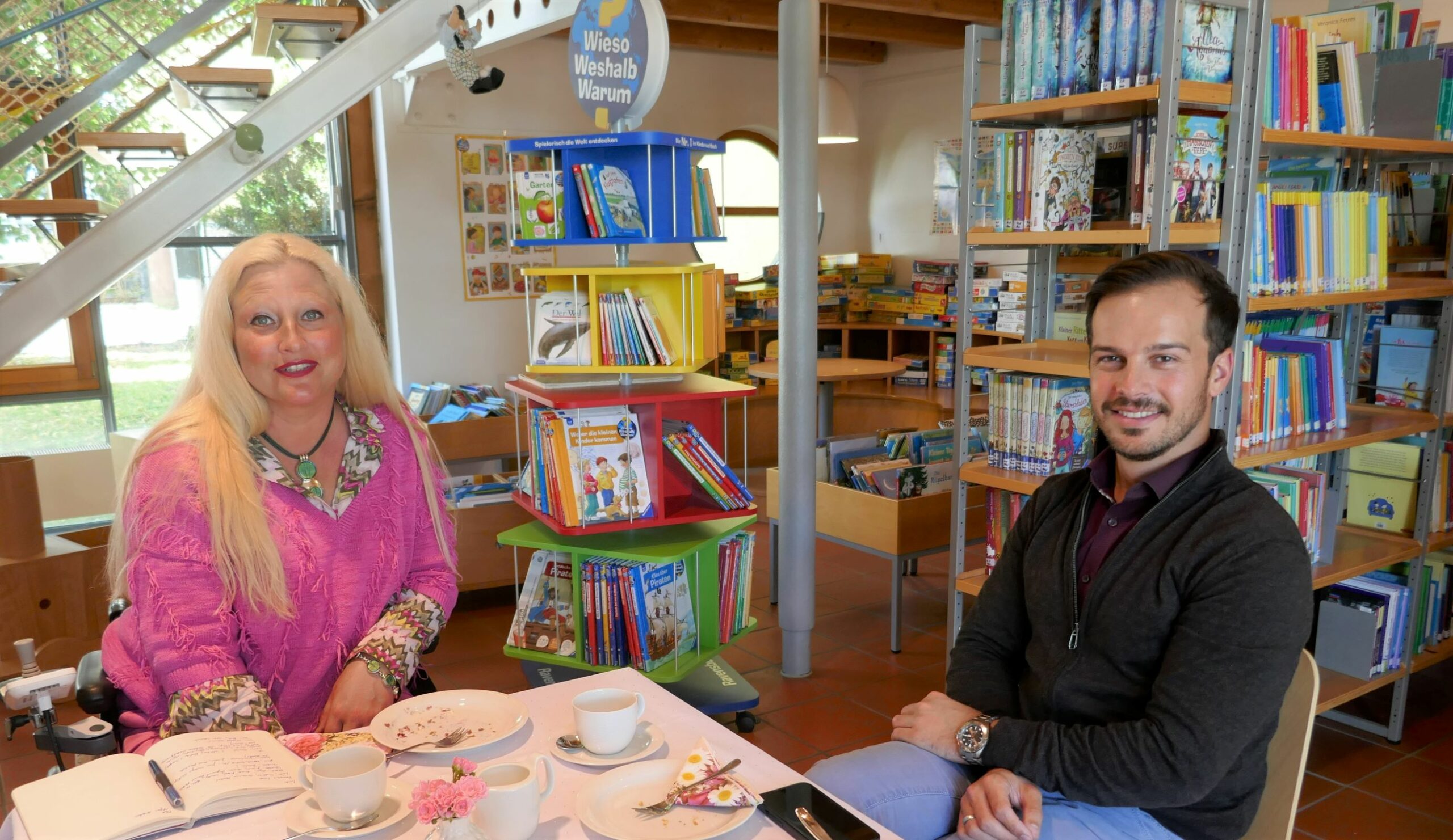 Stephanie Aeffner und Bürgermeister Sascha-Felipe Hottinger in der Bücherei in Eisingen