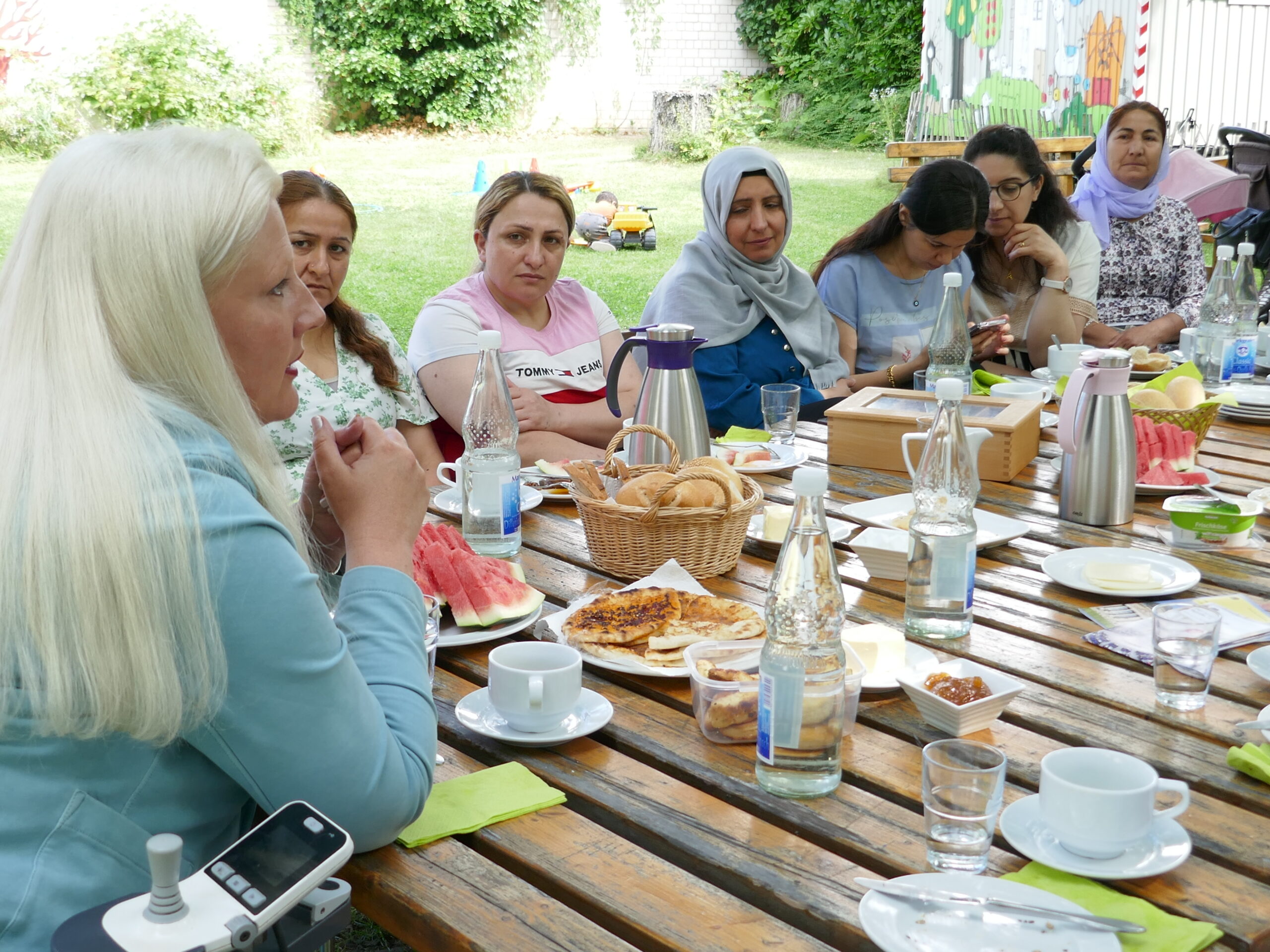 Stephanie Aeffner im Gespräch mit den Besucherinnen des Eltern-Cafés im Lukaszentrum.